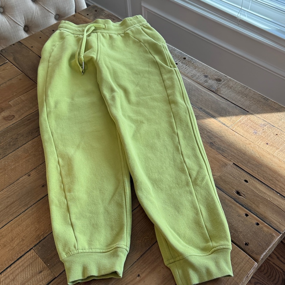 Lululemon Scuba High-Rise Jogger Size 2 Wasabi Yellow Green